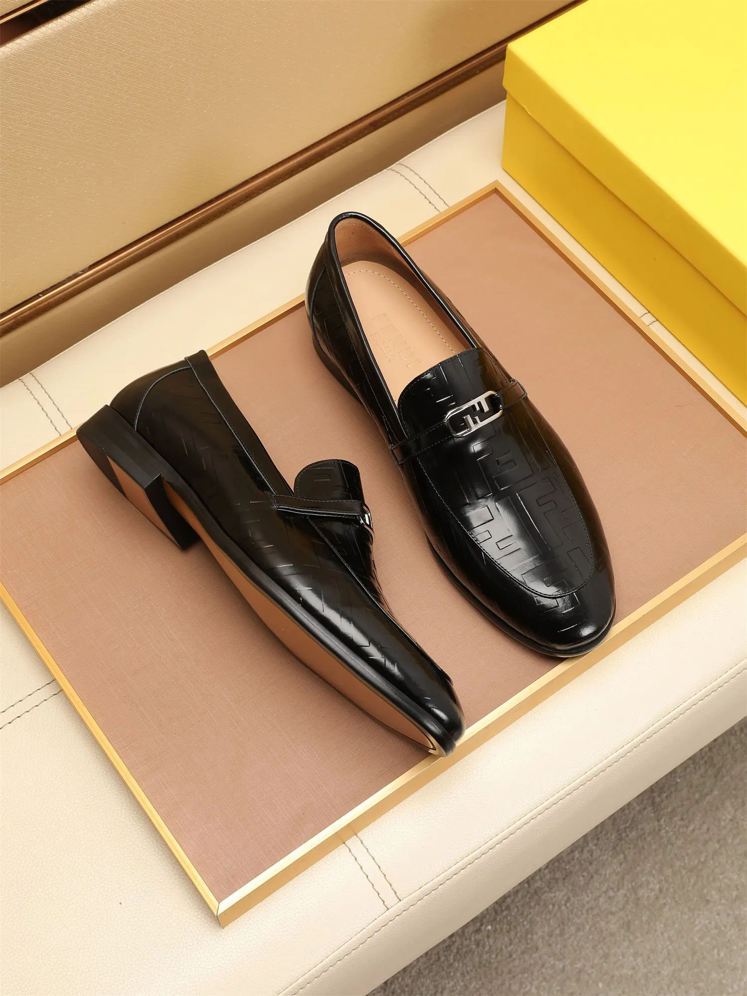 Men's shoes💰460 🕷🕷【FENDI】The latest men's formal leather shoes🇨🇳Classic series not to be missed💯The first layer is made of imported first-layer cowhide☘Original quality, the leather is smooth and delicate🎋Awesome version, perfect streamlined outline🍇Cowhide lining, size 38-44 (customized at 45.46)...